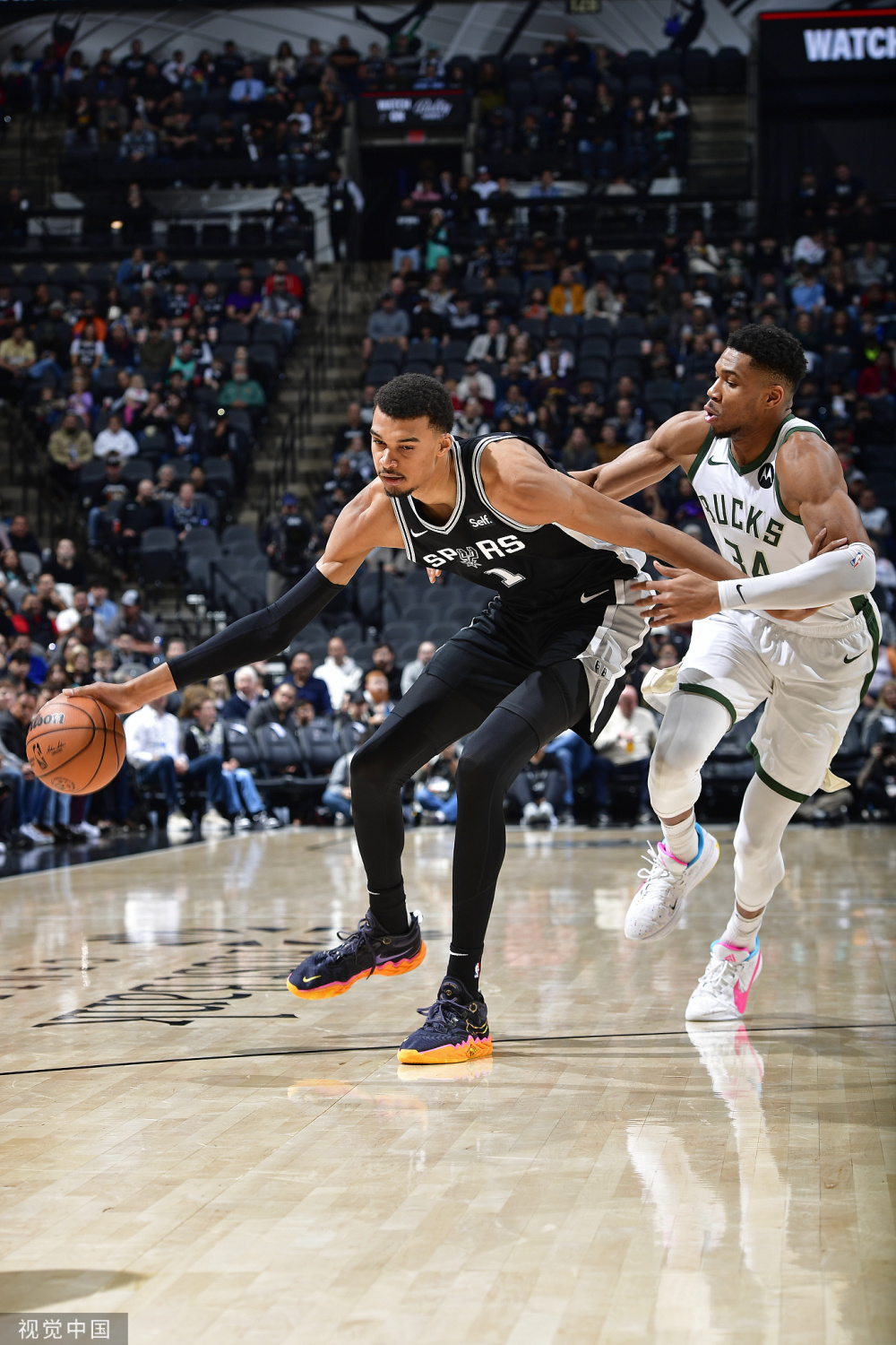 开云体育-字母哥重返赛场，重要助攻首场状态出色，FPX观众沸腾！-开云体育